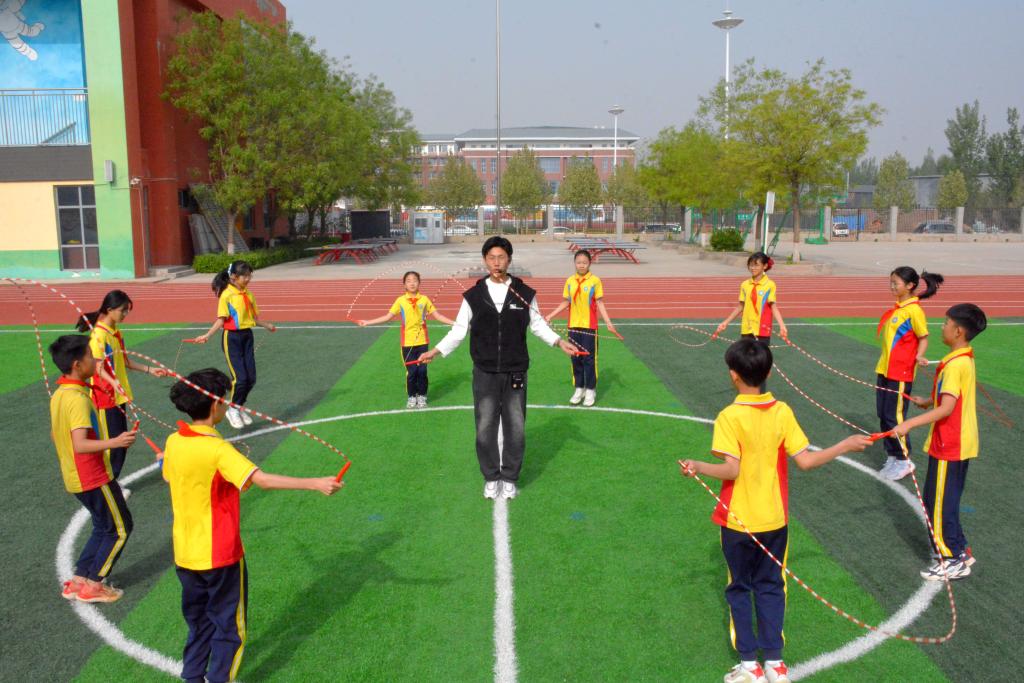 中小学生每天在校运动时间如何达到2小时？(图1)